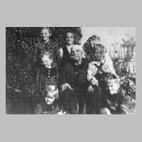 050-0029 Opa Karl Lakaw mit seinen Enkelkindern im Jahre 1943. .JPG